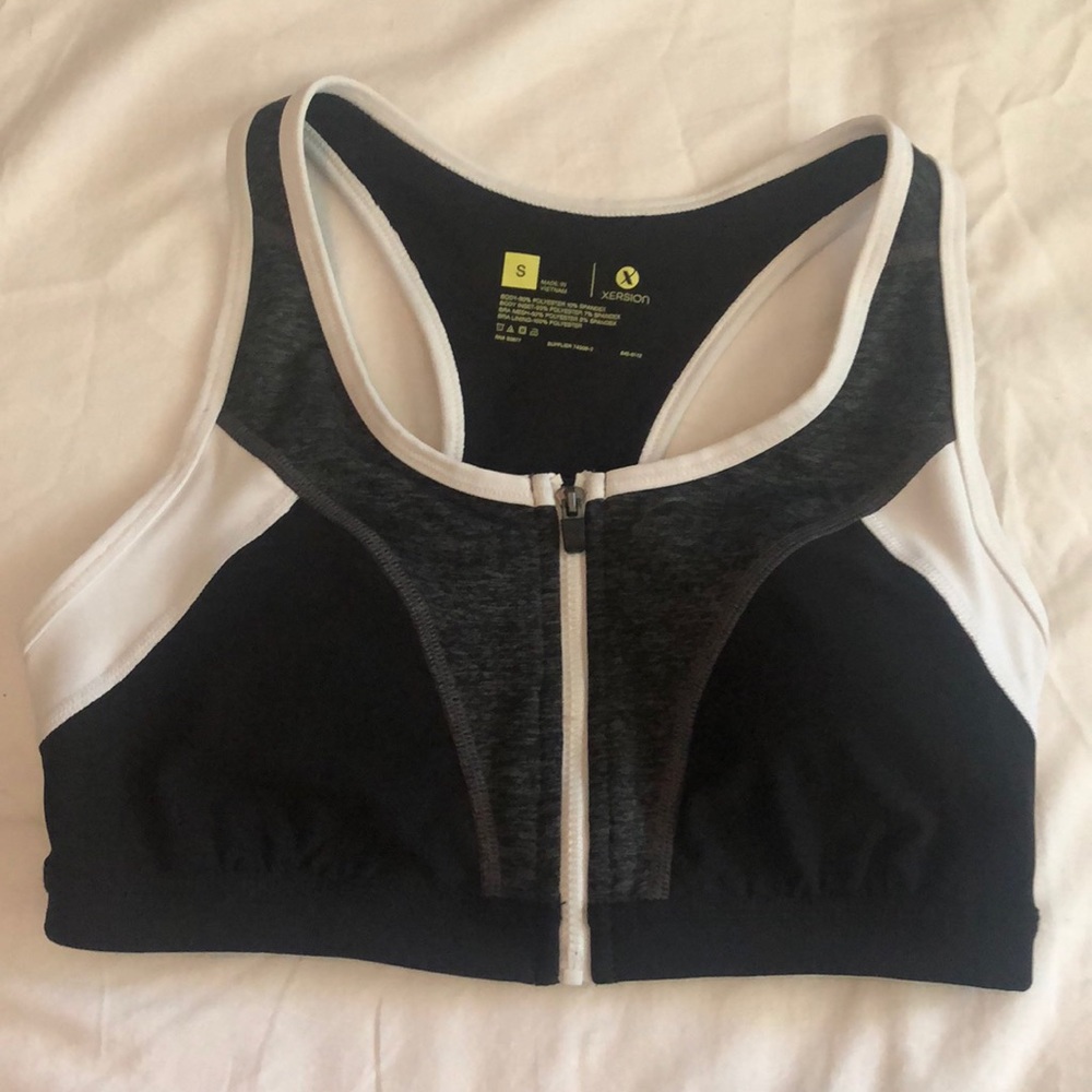 Front zip sports bra